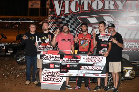 Zach Daum won the Xtreme Midget feature at Doe Run Raceway Friday (Don Figler Photo) (Video Highlgihts from DirtVision.com)